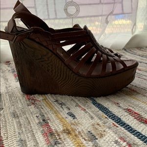 Vintage vibed sandal wedges!